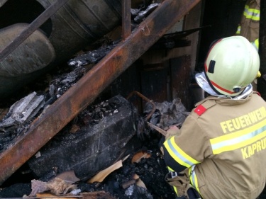 Nachlöscharbeiten nach Großbrand in Tischlerei