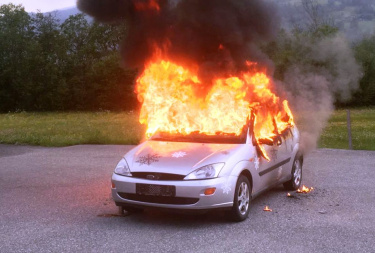 Fahrzeugbrand mit 5 vermissten Personen